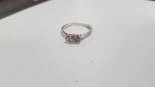 A LADIES 18 CT WHITE GOLD AND PLATINUM THREE STONE DIAMOND DRESS RING