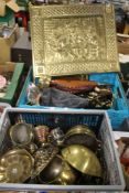 TWO TRAYS OF METALWARE TO INCLUDE FIRE SCREEN, BRASSWARE ETC. (TRAYS NOT INCLUDED)