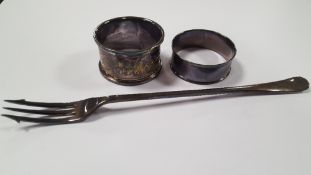 TWO HALLMARKED SILVER NAPKIN RINGS AND A SILVER FORK