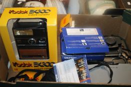A TRAY OF CAMERAS TO INCLUDE POLAROID 104, KODAK ETC.