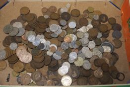 A TRAY OF COINS TO INCLUDE HALF CROWN, SHILLINGS ETC. (TRAY NOT INCLUDED)