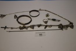 A QUANTITY OF SILVER AND WHITE METAL JEWELLERY TO INCLUDE A CHARM BRACELET