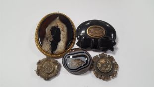A SMALL COLLECTION OF ANTIQUE BROOCHES TO INCLUDE MOURNING TYPE