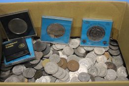 A QUANTITY OF ASSORTED COINS TO INCLUDE SHILLINGS, COMMEMORATIVES ETC.