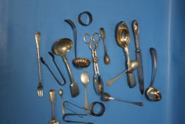 A QUANTITY OF WHITE METAL ITEMS TO INCLUDE SPOONS, TONGS ETC.