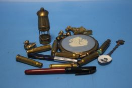 A TRAY OF COLLECTABLES TO INCLUDE A MINIATURE MINER'S LAMP, COMPACT ETC.