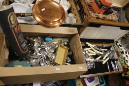 A QUANTITY OF METALWARE TO INCLUDE A CASED CANTEEN OF CUTLERY (NOT CHECKED), WARMING PAN ETC.