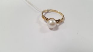 A YELLOW METAL AND PEARL DRESS RING