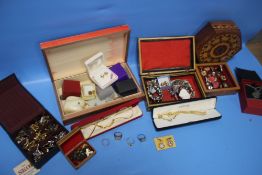 A TRAY OF ASSORTED COSTUME JEWELLERY