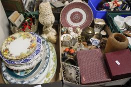 TWO TRAYS OF CERAMICS AND SUNDRIES TO INCLUDE DAVID WINTER COTTAGES, MEAT PLATE ETC. (TRAYS NOT