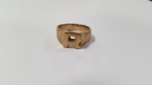 A 9 CT GOLD RING WITH INITIAL 'R'