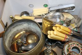 A TRAY OF METALWARE TO INCLUDE FLATWARE (TRAY NOT INCLUDED)