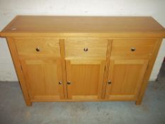 A MODERN LIGHT OAK SIDEBOARD / CUPBOARD UNIT
