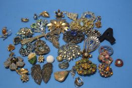 A QUANTITY OF VINTAGE BROOCHES AND EARRINGS TO INCLUDE A 19TH CENTURY MOURNING BROOCH