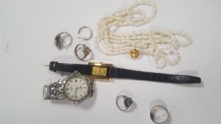 A QUANTITY OF JEWELLERY TO INCLUDE SILVER RINGS