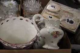 A BOX CONTAINING LLADRO PIGS ORNAMENT, TWO JUG & BOWL SETS, LARGE PINK PLANTER & SAUCER & VINTAGE