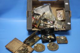 A BOX OF COLLECTABLES TO INCLUDE PIN BADGES, ASH TRAYS, WATCH TURNS