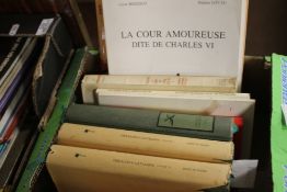 A COLLECTION OF SPANISH BOOKS ON HERALDRY TO INCLUDE FAUSTINO MENENDEZ PIDAL DE NAVASCUES (ED.) - 