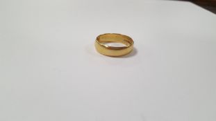 AN 18 CT GOLD WEDDING BAND, W 5.48 g