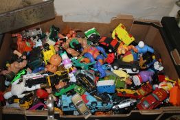 A TRAY OF CHILDREN'S PLASTIC FIGURES TO INCLUDE MCDONALD TOYS, TOY CARS (TRAY NOT INCLUDED)