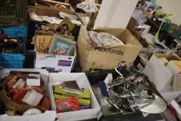 A QUANTITY OF SUNDRIES TO INCLUDE METALWARE, PICTURE PLATES ETC.