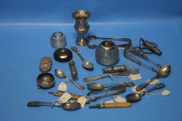 A TRAY OF HALLMARKED SILVER AND WHITE METAL ITEMS TO INCLUDE A MATCH STRIKER