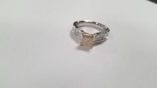 AN 18 CT WHITE GOLD NATURAL PRINCESS-CUT DIAMOND RING WITH PRINCESS-CUT DIAMOND SHOULDERS, CENTRE