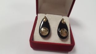 A PAIR OF 14 CT GOLD AND BLACK STONE CHINESE STYLE EARRINGS