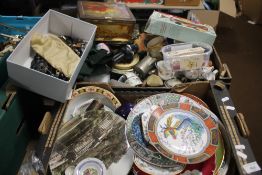 TWO TRAYS OF CERAMICS AND COLLECTABLES TO INCLUDE A SMALL COLLECTION OF COSTUME JEWELLERY (TRAYS NOT