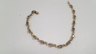 A 9 CT GOLD GREEN STONE BRACELET