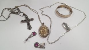 A COLLECTION OF WHITE METAL JEWELLERY TO INCLUDE BANGLE, NECKLACE EARRINGS ETC.