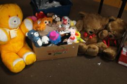 A QUANTITY OF ASSORTED SOFT TOYS