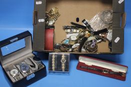 A QUANTITY OF WRIST WATCHES