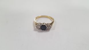 A LADIES 18 CT GOLD DIAMOND AND SAPPHIRE DRESS RING, A CENTRAL SAPPHIRE FLANKED BY A DIAMOND TO