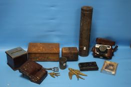 A BOX OF COLLECTABLES TO INCLUDE A CARL ZEISS WERRA CAMERA, A TRINKET BOX IN THE FORM OF A PIANO