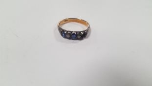 AN 18 CT GOLD SAPPHIRE RING, ONE STONE MISSING