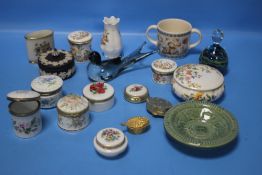 A SMALL COLLECTION OF CERAMICS TO INCLUDE AYNSLEY, A WEDGWOOD LIDDED BOWL, TWO GLASS PAPERWEIGHTS, A
