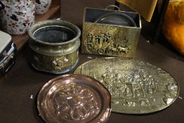 A SMALL COLLECTION OF METALWARE TO INCLUDE A BRASS LETTER RACK, A COPPER PLAQUE, A BRASS EFFECT
