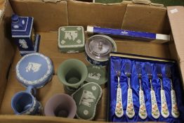 A TRAY TO INCLUDE WEDGWOOD JASPERWARE, AYNSLEY FLATWARE ETC. (TRAY NOT INCLUDED)