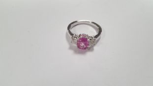 AN 18 CT WHITE GOLD OVAL-CUT PINK SAPPHIRE AND DIAMONDS THREE STONE RING, PINK SAPPHIRE 1.50 CT, RBC