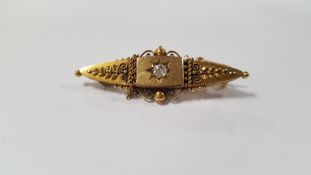 AN EDWARDIAN BAR BROOCH MARKED 15 CT
