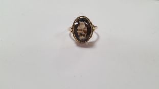 A 9 CT GOLD AND CITRINE DRESS RING