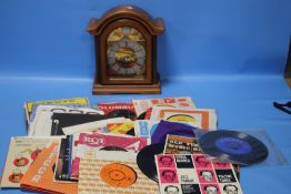 A MODERN TEMPUS FUGIT MANTEL CLOCK TOGETHER WITH A SMALL COLLECTION OF 45 RPM RECORDS / SINGLES TO