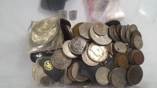 A TUB OF ASSORTED COINS TO INCLUDE COMMEMORATIVE