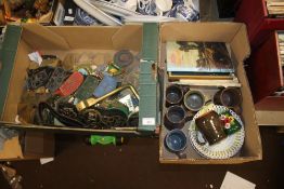 TWO TRAYS OF BARGEWARE / CANAL MEMORABILIA TO INCLUDE BRASS LOCK KEY, BOOKS, BRASS PLAQUE ETC. (