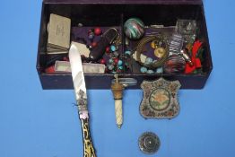A BOX OF COLLECTABLES TO INCLUDE AN INKWELL, BROOCH, LETTER OPENER ETC.