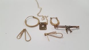 A QUANTITY OF 9 CT AND YELLOW METAL JEWELLERY