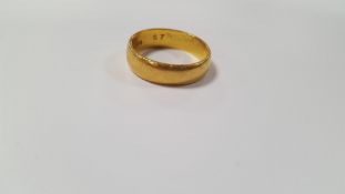 A 22 CT GOLD WEDDING BAND, W 6.7 g