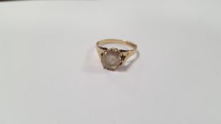 A 9 CT GOLD LADIES DRESS RING WITH A CLEAR STONE