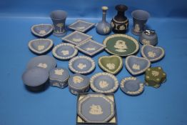 TWENTY FOUR PIECES OF WEDGWOOD INCLUDING BLUE AND GREEN